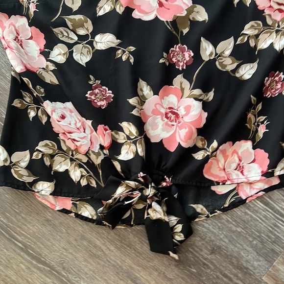 NWOT Guess black pink floral v neck long sleeve tunic top tie bottom detail M - Picture 4 of 9